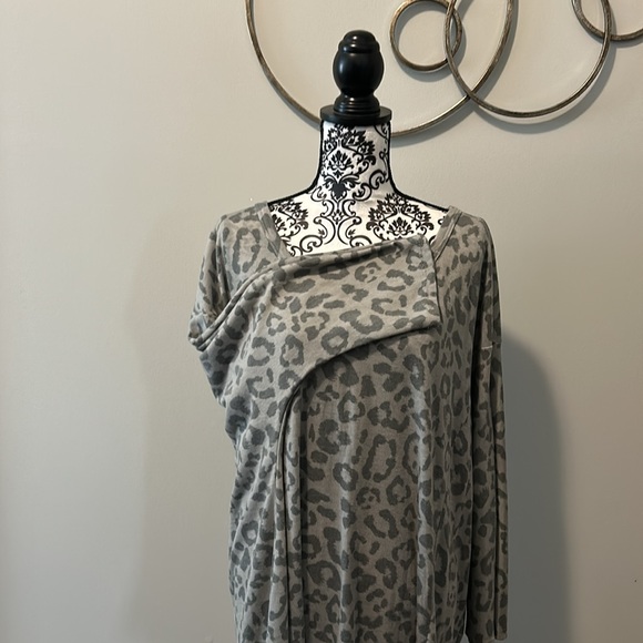 NWOT. Woman’s v-neck dolman sleeve t-shirt in grey predator print pattern. - Picture 6 of 9